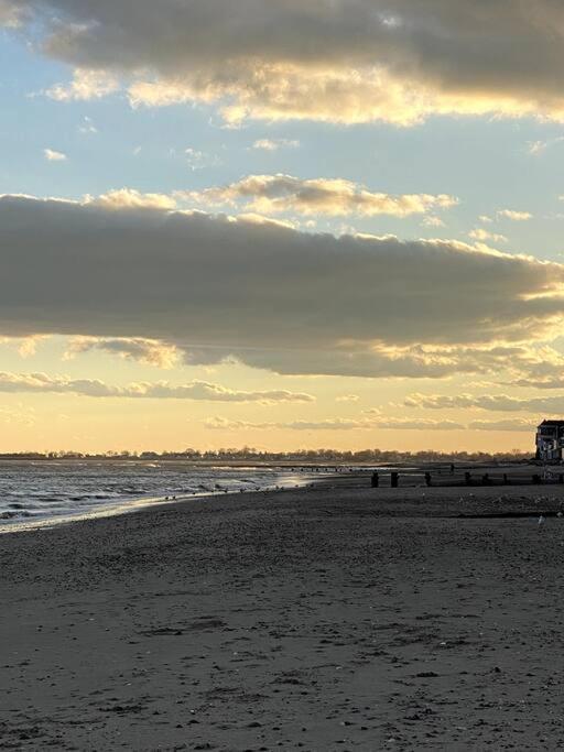 Pet Friendly Milford Beachfront Home Stratford Exterior photo